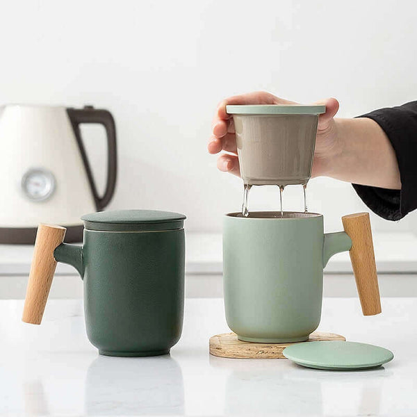 Mugs with Lid, strainer  and wooden handle. A tea pot in a cup!